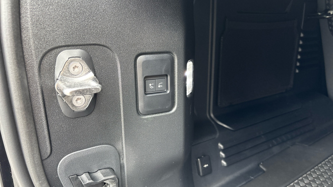 Land Rover Defender 3.0 D250 X-Dynamic HSE 110 5dr Auto Diesel Estate - Image 27